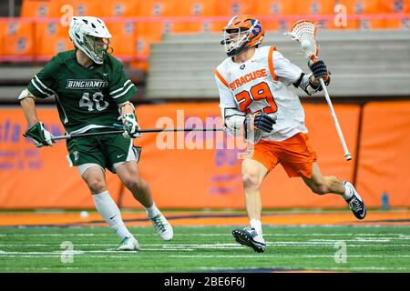 15. Februar 2020: Syracuse Orange Attackman Stephen Rehfuss #29 weicht dem Tor aus, als Binghamton Bearcats den Verteidiger Dan Mottes #40 während eines NCAA Herren Lacrosse Spiels am Samstag, 15. Februar 2020 im Carrier Dome in Syracuse, New York verteidigt. Syrakus gewann 17:4. Rich Barnes/CSM Stockfoto