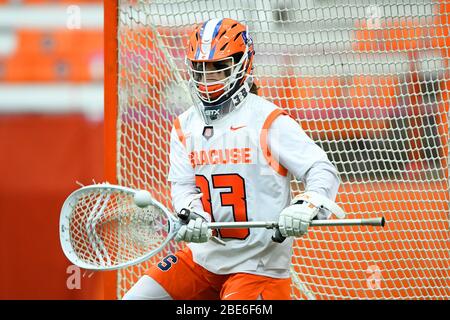 15. Februar 2020: Torwart Drake Porter #33 von Syracuse Orange verfolgt einen Torschuss während eines NCAA Herren Lacrosse Spiels gegen die Binghamton Bearcats am Samstag, 15. Februar 2020 im Carrier Dome in Syracuse, New York. Syrakus gewann 17:4. Rich Barnes/CSM Stockfoto