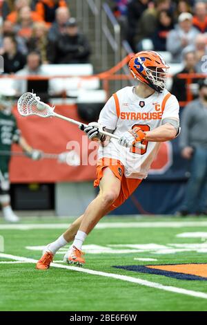 15. Februar 2020: Syracuse Orange Mittelfeldspieler Peter Dearth #9 kontrolliert den Ball während eines NCAA Herren Lacrosse Spiels gegen die Binghamton Bearcats am Samstag, 15. Februar 2020 im Carrier Dome in Syracuse, New York. Syrakus gewann 17:4. Rich Barnes/CSM Stockfoto