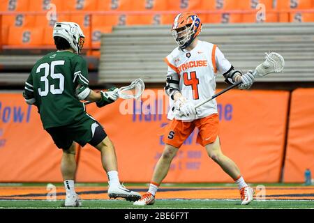 15. Februar 2020: Syracuse Orange Jake Nelson #4 kontrolliert den Ball, wie der Binghamton Bearcats Mittelfeldspieler Max Napoli #35 während eines NCAA Herren Lacrosse Spiels am Samstag, 15. Februar 2020 im Carrier Dome in Syracuse, New York, verteidigt. Syrakus gewann 17:4. Rich Barnes/CSM Stockfoto