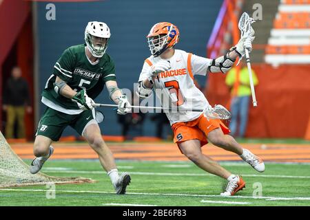 15. Februar 2020: Syracuse Orange Attackman Mikey Berkman #3 weicht dem Tor aus, als Binghamton Bearcats Verteidiger James Morris #5 während eines NCAA Herren Lacrosse Spiels am Samstag, 15. Februar 2020 im Carrier Dome in Syracuse, New York, verteidigt. Syrakus gewann 17:4. Rich Barnes/CSM Stockfoto