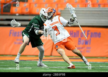 15. Februar 2020: Syracuse Orange Attackman Mikey Berkman #3 weicht dem Tor aus, als Binghamton Bearcats Verteidiger Gus Hueber #16 während eines NCAA Herren Lacrosse Spiels am Samstag, 15. Februar 2020 im Carrier Dome in Syracuse, New York, verteidigt. Syrakus gewann 17:4. Rich Barnes/CSM Stockfoto