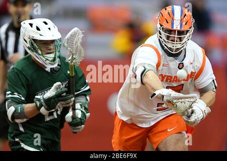 15. Februar 2020: Nate Garlow #5, Mittelfeldspieler von Syracuse Orange, greift während eines NCAA Herren Lacrosse Spiels gegen die Binghamton Bearcats am Samstag, 15. Februar 2020 im Carrier Dome in Syracuse, New York, nach losem Ball. Syrakus gewann 17:4. Rich Barnes/CSM Stockfoto