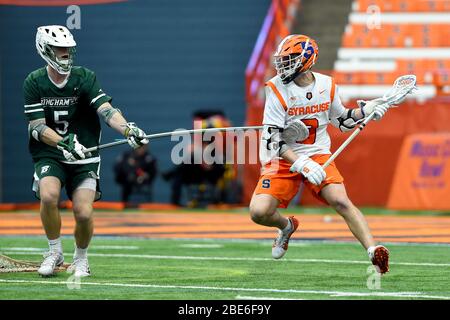 15. Februar 2020: Syracuse Orange Attackman Mikey Berkman #3 weicht dem Tor aus, als Binghamton Bearcats Verteidiger James Morris #5 während eines NCAA Herren Lacrosse Spiels am Samstag, 15. Februar 2020 im Carrier Dome in Syracuse, New York, verteidigt. Syrakus gewann 17:4. Rich Barnes/CSM Stockfoto