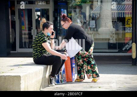 Zwei Frauen plaudern, während Corona Virus gesperrt. Stockfoto