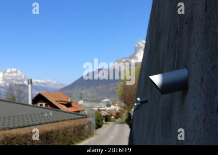 Tuyaux sur un mur permettant l'écoulement de l'Eau sur la Route. Saint-Gervais-les-Bains. Haute-Savoie. Frankreich. Stockfoto