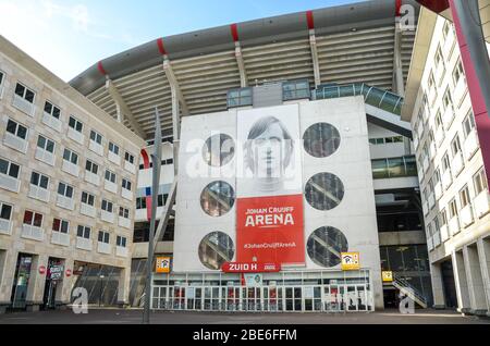 Amsterdam, Niederlande - 27. April 2019: Außenansicht der Johan Cruijff Arena vom Zuid H Eingang. Heimstadion der Ajax Amsterdam Fußballmannschaft. Bilboard des ehemaligen Spielers Cruijff auf der Arena. Stockfoto