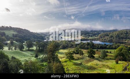 Antenne Panoramablick über Great Langdale Valley bei Diesigen morgen. Nationalpark Lake District in Großbritannien Stockfoto