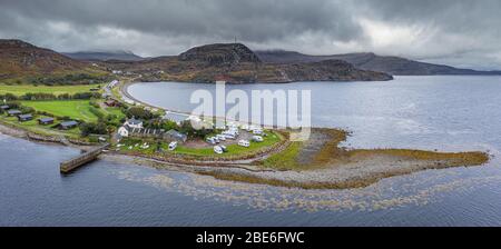 Weite Panorama-Drohnen-Aufnahmen an wolkenverhallten Herbsttage über dem beliebten Campingplatz in Ardmair an der Nordwestküste Schottlands - NC500 Route Stockfoto