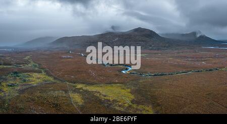 Weite Panoramasicht aus der Luft über Ben Mor Coigach und die umliegende Moorlandschaft in den Northwest Highlands of Scotland - North Coast 500 Route Stockfoto