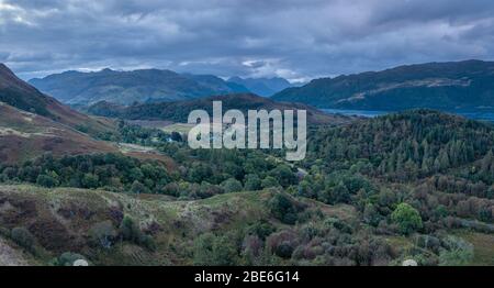 Panorama-Drohnenschießen über die schottischen Highlands entlang der North Coast Route 500 - Blick Richtung Loch Alsh bei Nostie und Dornie am wolkigen Herbstmorgen. Stockfoto