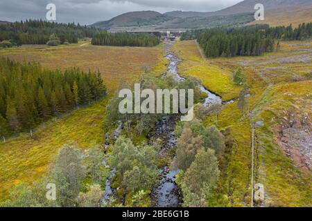 Drohnenschießen am bewölkten Herbstmorgen über dem Fluss Loyne und dem Loch Loyne-Staudamm im Nordwesten der schottischen Highlands Stockfoto