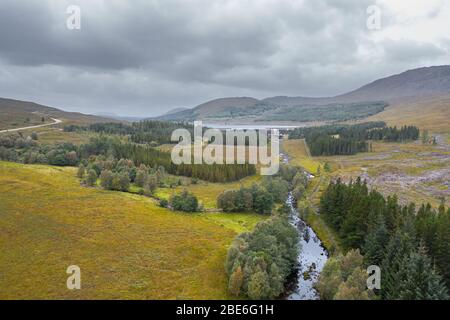 Drohnenschießen am Herbstmorgen über dem Fluss Loyne und dem Loch Loyne-Staudamm im Nordwesten der schottischen Highlands Stockfoto