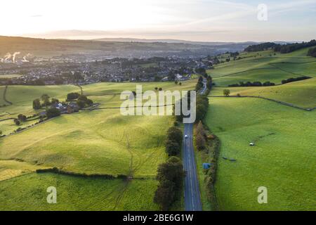 Luftaufnahmen über Landstraße entlang rollender Felder in der Nähe von Kendal im Lake District National Park, Großbritannien Stockfoto