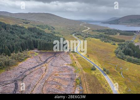 Drone schießen bei bewölktem herbstlichen Morgen über leeren asphaltierte Straße A87 in der Nähe von Loch Loyne in der nordwestlichen Highlands von Schottland entlang der Nordküste 500 Stockfoto