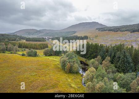 Drohnenschießen am bewölkten Herbstmorgen über dem Fluss Loyne und dem Loch Loyne-Staudamm im Nordwesten der schottischen Highlands Stockfoto