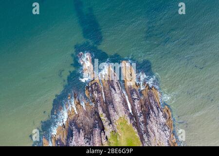 Blue Ocean Wellen gegen den felsigen Klippen - Luftbild von oben nach unten anzeigen. Firemore Strand in der nordwestlichen Highlands von Schottland Stockfoto