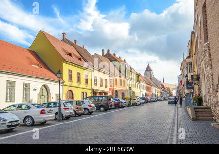 Budapest, Ungarn - 6. Nov 2019: Die schönen historischen Gebäude in der Fortuna Straße, Fortuna utca, im Burgviertel. Altstadt der ungarischen Hauptstadt. Horizontales Foto. Stockfoto