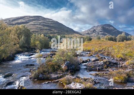 Drohnenschießen in niedriger Höhe über dem Fluss Moriston an einem sonnigen Herbstmorgen nahe Loch Cluanie im Nordwesten der Highlands von Schottland Stockfoto