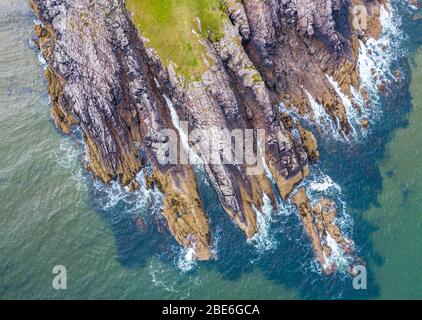 Blue Ocean Wellen gegen den felsigen Klippen - Luftbild von oben nach unten anzeigen. Firemore Strand in der nordwestlichen Highlands von Schottland Stockfoto