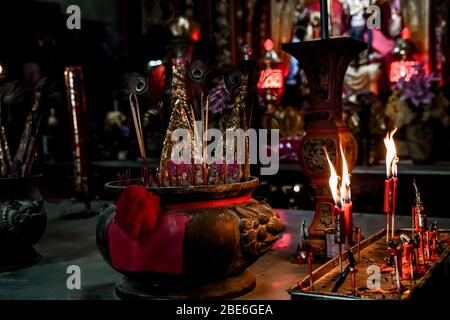 Räucherstäbchen in alten chinesischen Tempel. Asiatische traditionelle Kultur im Schrein. Stockfoto