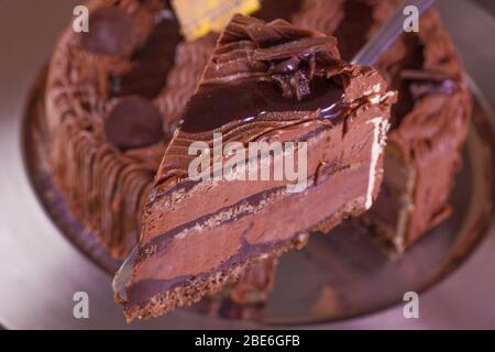 Schokolade Eis Kuchen serviert mit Spatel Stockfoto