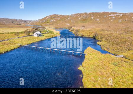 Niedriger Höhe drone Schießen über den Fluss Laxford berühmte Lachs Fliegenfischen Lage im Nordwesten der Highlands von Schottland-NC500 Stockfoto
