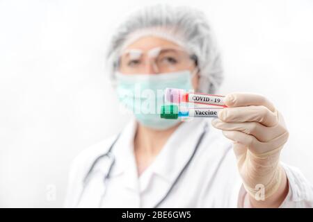 Krankenschwester in einer Klinik Laborklinik mit Reagenzgläsern mit Impfstoffen gegen Coronavirus und Allergie. Stockfoto