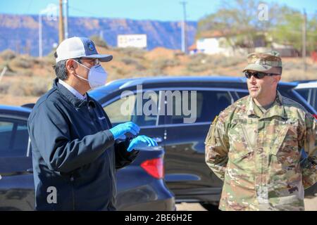 Navajo-Präsident Jonathan Nez trifft sich mit Soldaten des U.S. Army Corps of Engineers Los Angeles District während einer Standortanalyse für mögliche Versorgungseinrichtungen zur Behandlung von COVID-19-Patienten in der Navajo Nation 7. April 2020 in Navajo, Arizona. Stockfoto