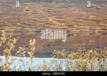 Bergreflexion im ruhigen blauen Wasser von Loch Shin im Nordwesten der schottischen Highlands Stockfoto