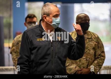 New Jersey Gouverneur Phil Murphy führt eine medizinische Station zur Behandlung von COVID-19-Patienten im New Jersey Convention and Exposition Center am 8. April 2020 in Edison, New Jersey. Stockfoto