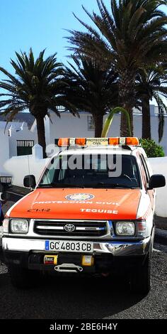 Teguise Zivilverteidigung TOYOTA Fahrzeug auf der Insel Lanzarote, kanarische Inseln, Spanien,- Januar 2020. Der Zivilschutz oder die Zivilverteidigung in Spanien begann am 12. August 1949 über das Protokoll 1 zusätzlich zum Genfer Vertrag, um sich mit dem "Schutz der Opfer internationaler bewaffneter Konflikte" zu beschäftigen und die Arbeit des Roten Kreuzes zu ergänzen. Heute sind sie in alles von Verkehrsmanagement und Rettung bis zu lokalen Katastrophen beteiligt. In diesem Fall blockierten sie Autos, die in Straßen in der Nähe eines regionalen Marktes parken. Die Farbe Orange wird auch von Rettungsfahrzeugen verwendet. Stockfoto