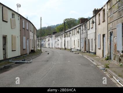 Geschwungene Straße der verödenen ehemaligen Bergarbeiterhäuser im industriellen Südwales Stockfoto