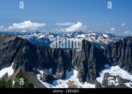 Gezackte Gipfel bedeckt im Sommer Schnee in Washington Bergen Stockfoto