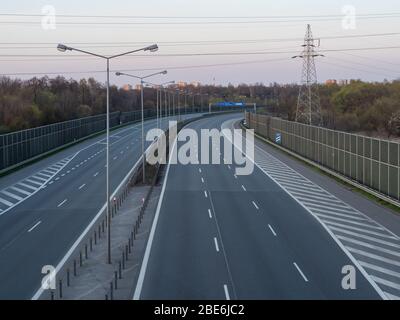 Normalerweise voll von Auto, jetzt leere Autobahn A4 wegen der Coronavirus-Pandemie. Auf den Schildern Namen der Stadt und Richtungen in Polen, Krakau. Stockfoto