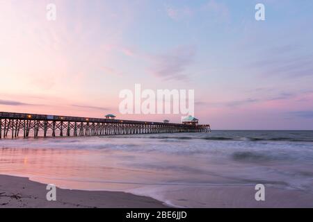 Folly Beach Pier Sonnenaufgang lange Belichtung Stockfoto