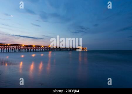 Folly Beach Pier bei Sonnenaufgang Stockfoto