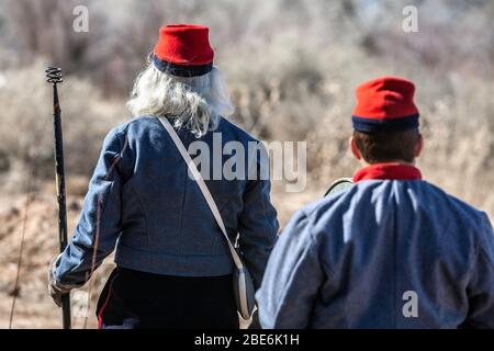 Artilleriesoldaten der Konföderierten Armee, die auf der Aufmerksamkeit stehen, Nachstellung im Bürgerkrieg, in der Nähe von Socorro, New Mexico USA Stockfoto