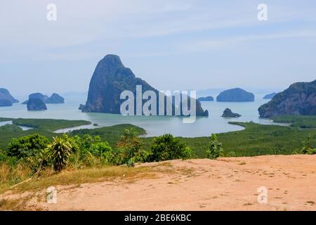 Phuket, Thailand.Sonnenaufgang am Samet nangshe Aussichtspunkt der neue unsichtbare Tourismus, Phang nga Bay Nationalpark, Thailand, Asien.Panoramablick in Phang Stockfoto