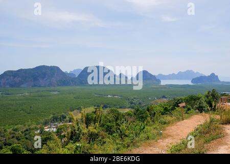 Phuket, Thailand.Sonnenaufgang am Samet nangshe Aussichtspunkt der neue unsichtbare Tourismus, Phang nga Bay Nationalpark, Thailand, Asien.Panoramablick in Phang Stockfoto