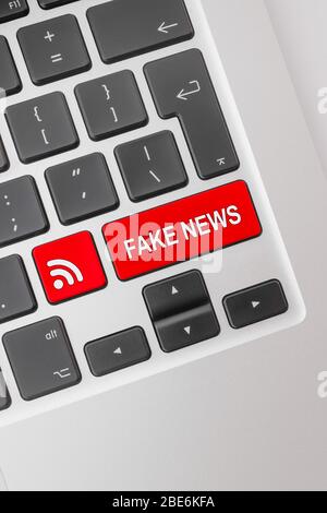 Fake News und Newsfeed Symbol auf Computer-Tastatur. Stockfoto
