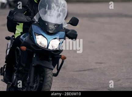 Motorrad gymkhana Sport. Ein Biker auf einem Motorrad. Motorradfahren Stockfoto