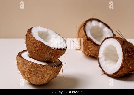 Selektiver Fokus von wenigen gebrochenen Kokosnussschale Stockfoto