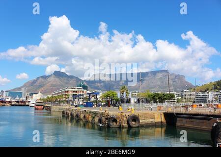 KAPSTADT, SÜDAFRIKA - 13. SEPTEMBER 2016: Wharf im Stadtzentrum von Kapstadt an einem sonnigen Tag mit Bascule Bridge und Table Mountain National Park in Th Stockfoto