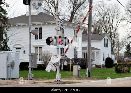 LAFOX, Illinois, USA. Ein Straßenkreuzung Tor steigt mit blinkenden roten Lichtern, um Autofahrer auf einen bevorstehenden Güterzug warnen. Stockfoto