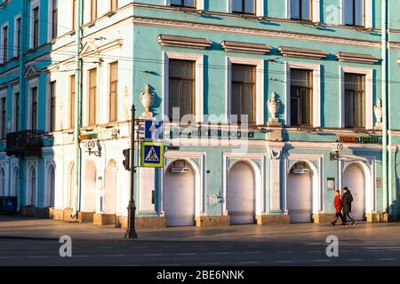 St. Petersburg, Russland - 05. April 2020. Für die Zeit der Coronavirus-Pandemie geschlossen, die zentrale U-Bahn-Station Nevsky Prospekt. Starke Abnahme Stockfoto