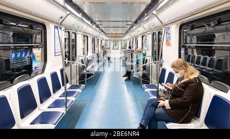 St. Petersburg, Russland - 04. April 2020. Fast leere Zugsitze der St. Petersburger U-Bahn während der Coronavirus-Pandemie. Starke Abnahme der Passanten Stockfoto