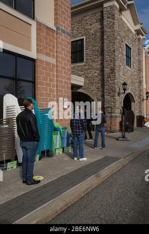 Covid-19, Menschen warten in der Nähe Supermarkt vor der Tür, um in das Zeitalter der sozialen Distanzierung, Vorort Philadelphia, PA, 11. April 2020 Stockfoto