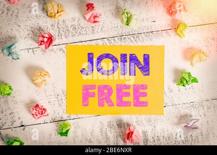 Conceptual Hand Writing Showing Kostenlos anmelden. Konzept, das den Akt oder eine Instanz des Beitritts zu einer Gruppe oder Organisation zerknittert Rechteck quadratischen Papier Stockfoto