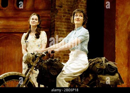 l-r: Kirsten Parker (Hero), Harriet Walter (Beatrice) in MUCH ADO ABOUT NOTHING von Shakespeare Royal Shakespeare Company (RSC), Royal Shakespeare Theatre, Stratford-upon-Avon, England 09/05/2002 Design: Stephen Brimson Lewis Beleuchtung: Tim Mitchell Bewegung: Terry John Bates Regie: Gregory Doran Stockfoto